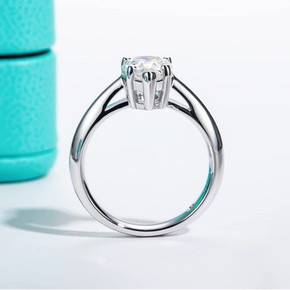 18k 2.5 cttw Pear Moissanite Diamond Solitaire Ring - Picture 7 of 8